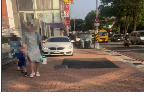 行人地獄！BMW無視行人安全把人行道當車道 網友嘆：台中日常