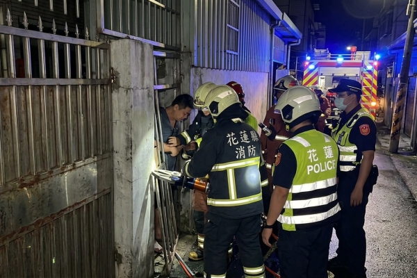 深夜返家竟卡在小門縫！花蓮男動彈不得　警消合力救出送醫
