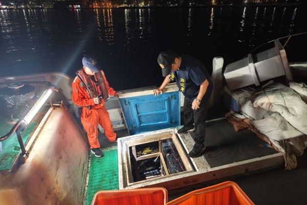 高雄港區深夜驚現走私菸品！海巡突擊查獲屏東漁船藏163箱未稅菸　市價逾600萬元全數扣押