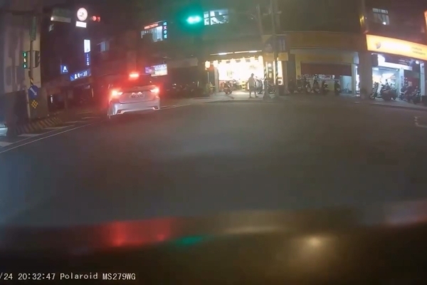 影／行人地獄！左轉車撞走斑馬線女子「捲車底拖行」　路人目擊驚悚過程尖叫