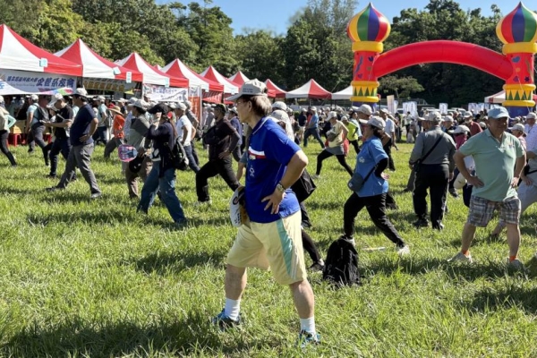 高科大校友總會舉辦教師節感恩健走 1500人齊聚澄清湖