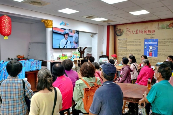 南投縣府響應交通安全月 深入菜市場推廣高齡與機車族道安