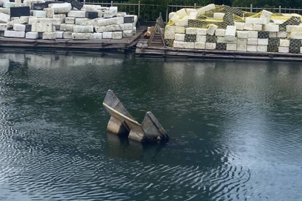 臺南運河驚現舢筏沉船奇景！健康路航道船尾浮出水面逾2個月 市議員李啟維呼籲市府速清理