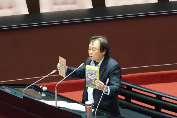 王世堅痛批數發部花6千萬打詐APP負評如潮，稱飯桶數發部，卓榮泰出面說明