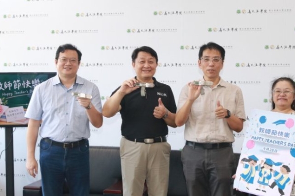 高雄大學歡慶教師節  致贈電子行李秤祝福師長們「秤心如意」