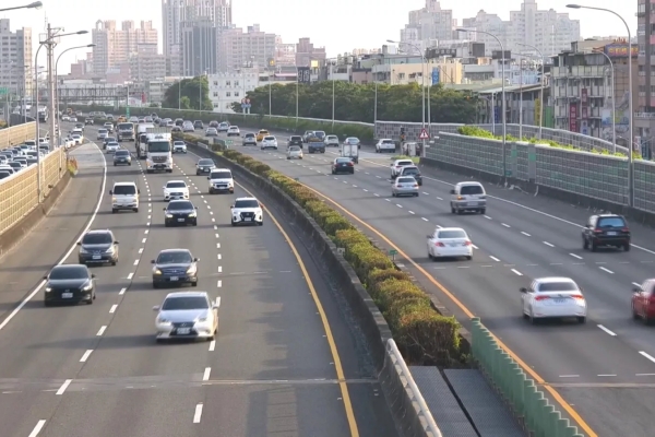 中秋連假第2日路況正常 高公局估國5下午湧北返車潮