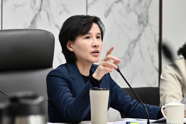 行政院副院長鄭麗君宣布穩定物價政策　實施4月民生用天然氣與桶裝瓦斯凍漲　以確保石化供應及塑膠相關民生物資供給穩定