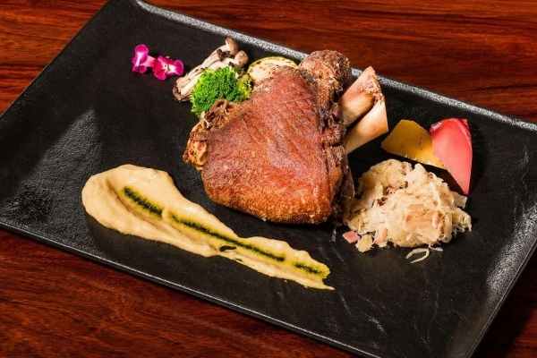 台中商業餐敘 燉、炸、烤經三道工序的德國豬腳  外皮酥脆、內部保有肉汁