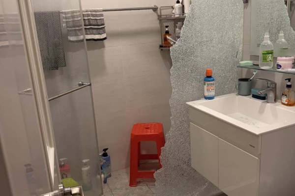 浴室玻璃門爆裂頻傳　專家解析強化玻璃潛藏風險與防爆膜作用