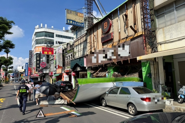 招牌突墜砸中女騎士！屏東3車遭殃　木板帆布散滿地