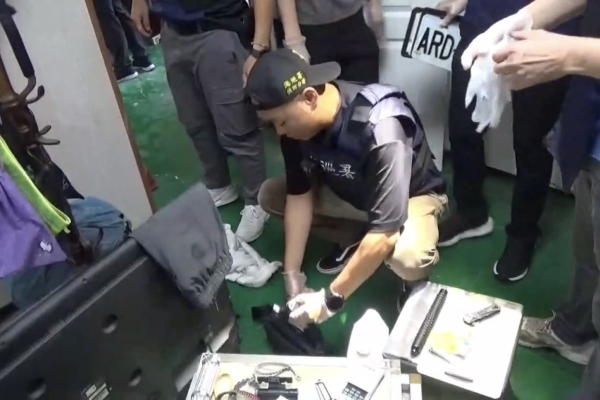 雨夜攻堅行動震撼！海巡署、警方冒雨執行突擊、查獲槍毒違禁物品　成功瓦解高雄工寮據點