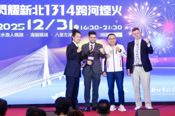 新北市長侯友宜公布1314跨河煙火史上最大規模！淡水、八里雙主場同步施放迎2026最早跨年煙火