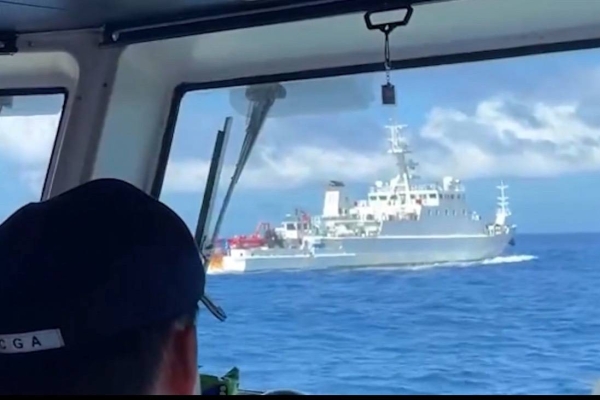中國科研船闖入我國水域 海巡強勢驅離迫使科研船轉向航離　現場對峙畫面首度曝光