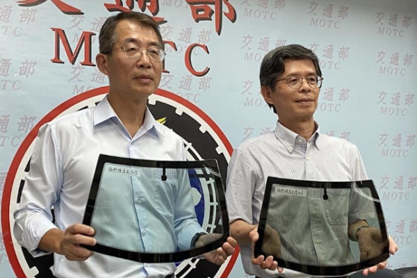 道安三箭之一正式實施！115年起隔熱紙前擋70%、側窗40% 新車優先納管一次看懂 隔熱紙怎麼貼不違法？