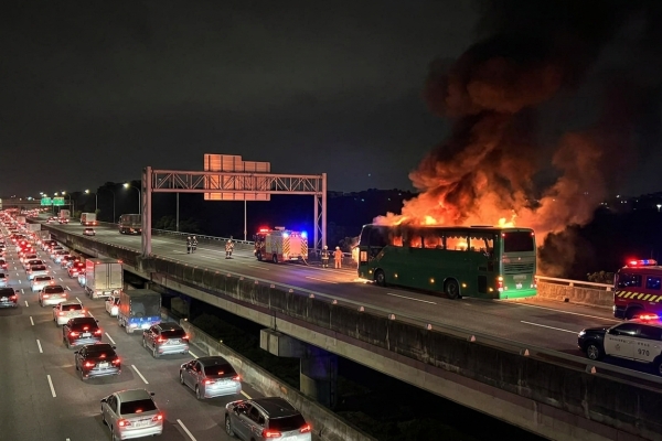快訊／國1北上客運火燒車！高架楊梅端前起火　回堵2公里