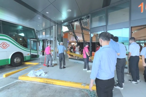 醫院接駁車衝入桃園長庚轉運站 撞碎玻璃割傷2候車民眾