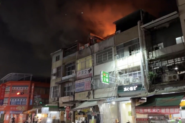 高雄深夜火警！1男3女被救出　2長輩靠「這東西」脫困