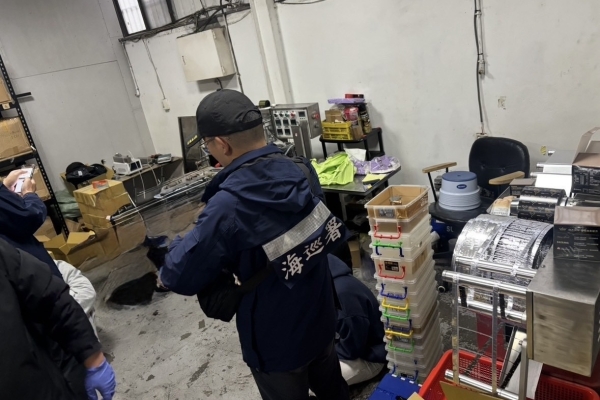 海巡署重拳出擊　破獲近期最大電子煙分裝場　查扣1.6噸煙油　市值高達2.4億元，20歲集團成員遭鎖定