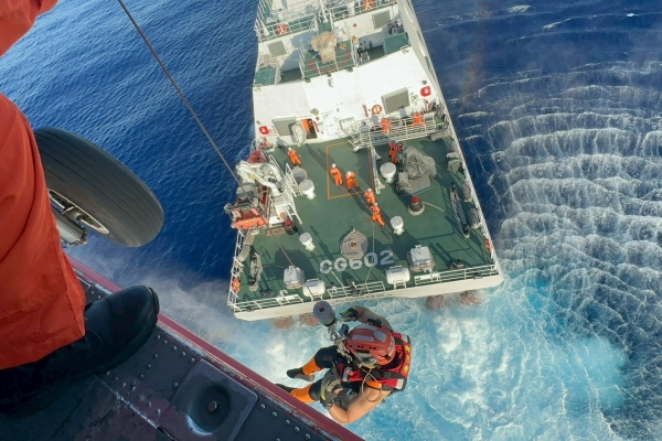 外籍漁工海上受傷　海巡署聯勤吊掛救援成功黑鷹直升機急後送