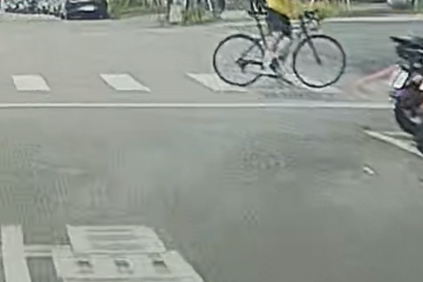 囂張國中生！騎單車闖紅燈遭喇叭示警 竟當街停車比中指嗆聲
