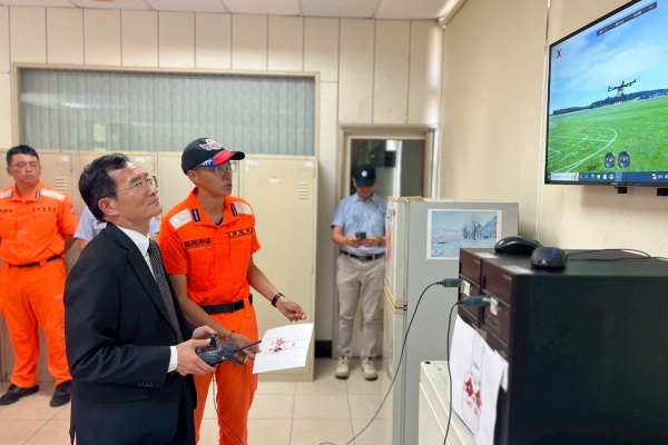 海巡署首長張忠龍署長、許靜芝副署長取得無人機證照，全面推動人人皆飛手政策落實科技巡防
