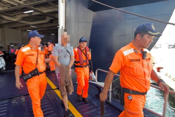 海巡署高澎跨區聯防 澎湖輪靠港即逮獲賭博通緝犯