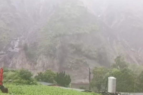 泰安汶水溪暴漲洪流灌進路面 尖石鄉秀巒山壁嚴重坍方