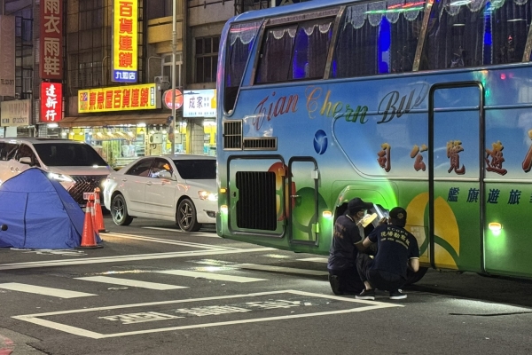 快訊／高雄死亡車禍！30多歲女遭遊覽車輾過　當場喪命