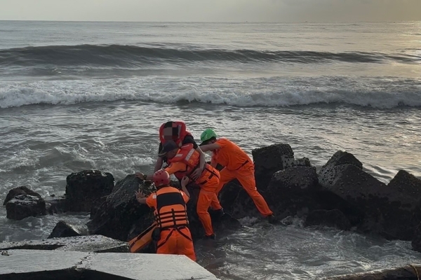 臺南黃金海岸戲水民眾突遭巨浪捲走　海巡署火速馳援搶救命危