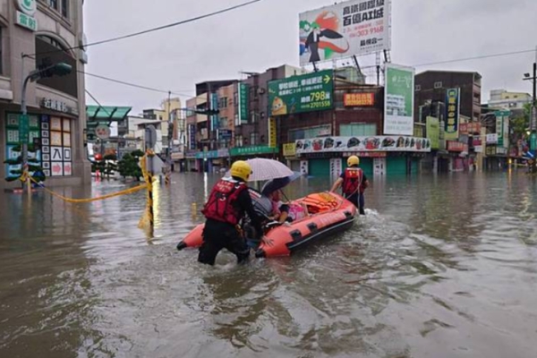 臺南豪雨釀仁德交流道淹水交通中斷　永康、東區多地積水及腰居民憶莫拉克後最嚴重災情