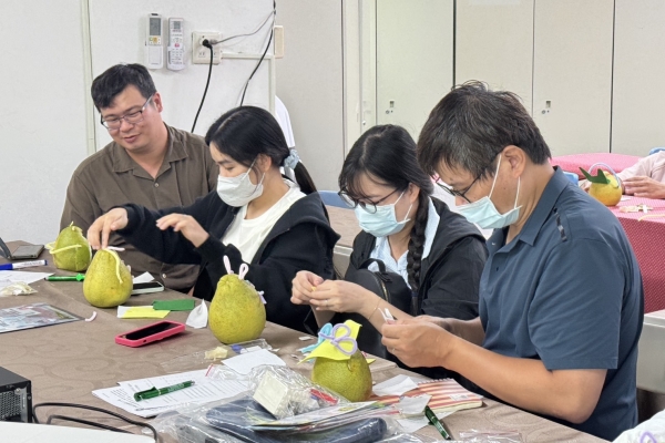 移民署高雄二站舉辦新住民中秋彩繪活動 結合反賄選宣導