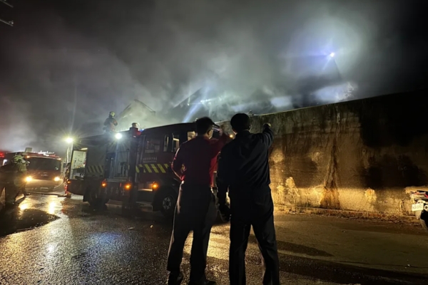 臺南市安南區城西掩埋場火警迅速撲滅 無人傷亡 消防全力搶救 市府即刻啟動空品提醒與監控