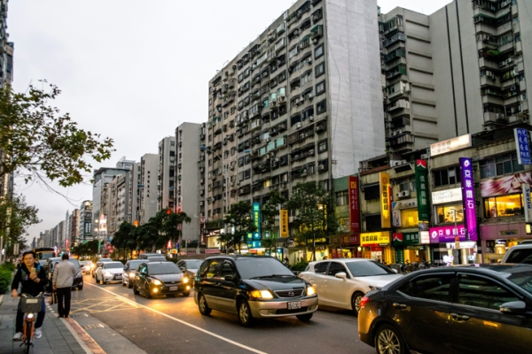2026年交通新制重點解析：汽車隔熱紙透光率正式納管、考照改革上路、騎車滑手機加重開罰，13項規定最高可罰6萬元
