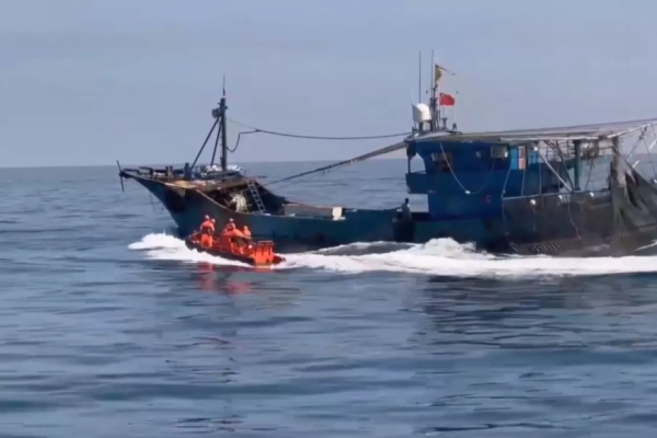 中國籍漁船今2度越界捕魚 海巡登檢查獲6人押返馬公港