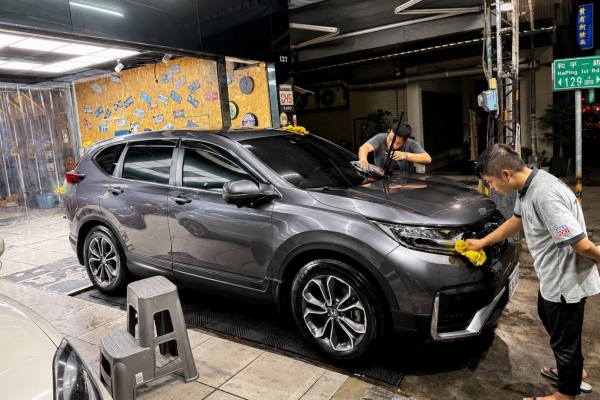 高雄苓雅汽車美容16歲入行到自行開店 依用車習慣規劃精緻洗車、車體美容與鍍膜