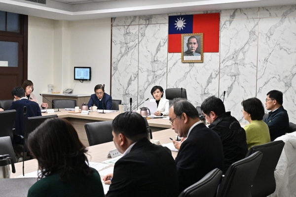 行政院副院長鄭麗君召開穩定物價小組臨時會報 宣布強化五項措施確保民生物價穩定
