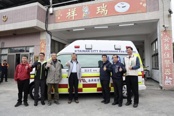 企業善行暖臺南　鑫興鋁業捐贈高規格救護車　黃偉哲：打造守護生命的有愛城市