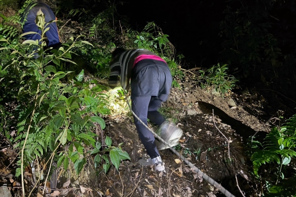 闖未開放山域受困！南投小出山夫妻暗夜迷途　警消及巡山員連夜挺進12小時成功救援