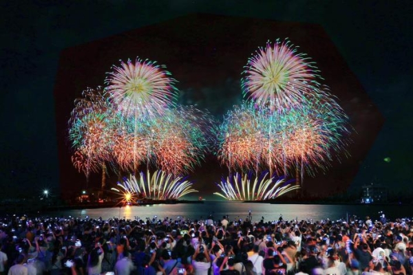 2025臺南夏日音樂節將軍吼燃炸開唱　美秀集團壓軸搖滾嗨翻觀眾　港灣夜空施放16吋彩色千輪煙火