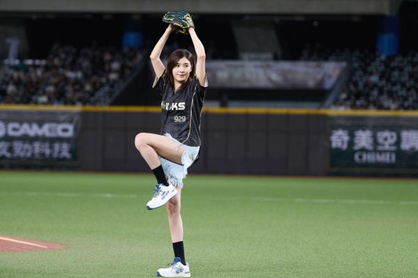 蘇慧倫大巨蛋首度開球 賽後合體施子謙飆唱經典情歌