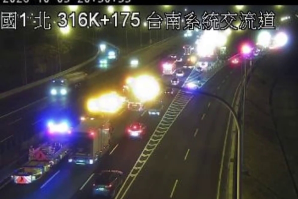 快訊／國1北316km事故！掉落物散滿地...多車受損卡路肩　後方車流回堵