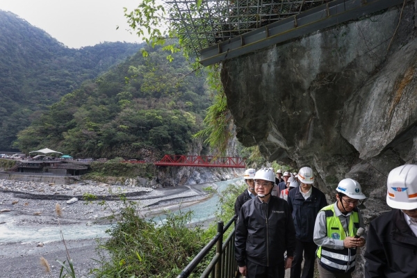 行政院長卓榮泰赴花蓮視察長春祠與台8線東段復建工程　感謝工程團隊付出盼早日迎回太魯閣美景