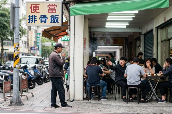 台中便當店外抽菸引口角 男子緊鄰騎樓用餐區惹二手菸爭議
