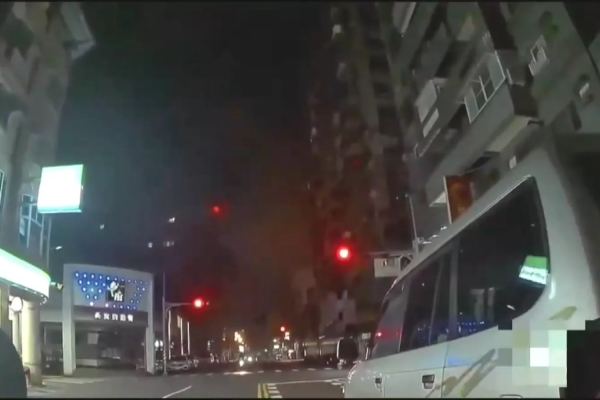 未繫安全帶遭員警攔查 失聯移工毒駕拒檢逃逸撞車