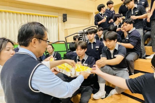 平澤高中生愛上臺南鳳梨臺南市長黃偉哲　前進韓國校園推廣臺南農產