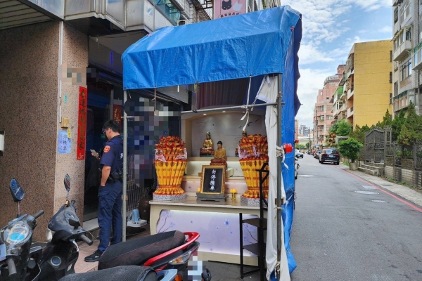 桃園花店老闆不滿鄰居停車 竟在門口搭「靈堂」棚架遭警開罰