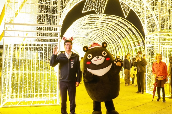 高雄市長陳其邁親自點亮永恆星冠聖誕樹 高雄聖誕生活節正式登場，浪漫燈海吸引全城目光