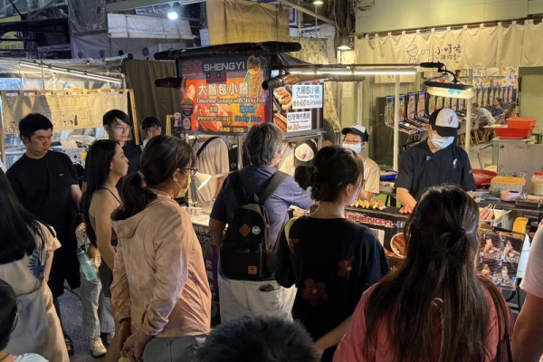 高雄六合夜市數位轉型現正發酵中！青年作品曝光夜市人情味，引發網路熱點關注