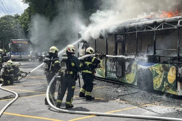 臺北南港公車火警事故曝光　舊莊街公車突起火燃燒成火球 起火原因待調查