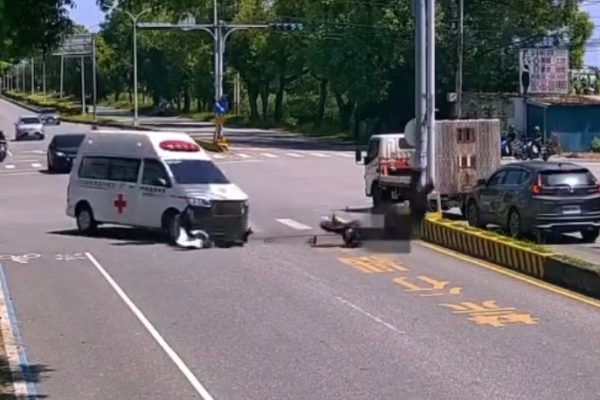 花蓮民間救護車紅燈右轉與機車相撞！　騎士撞飛命危